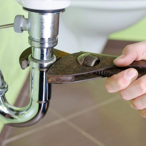 Emergency plumber repairs a pipe.